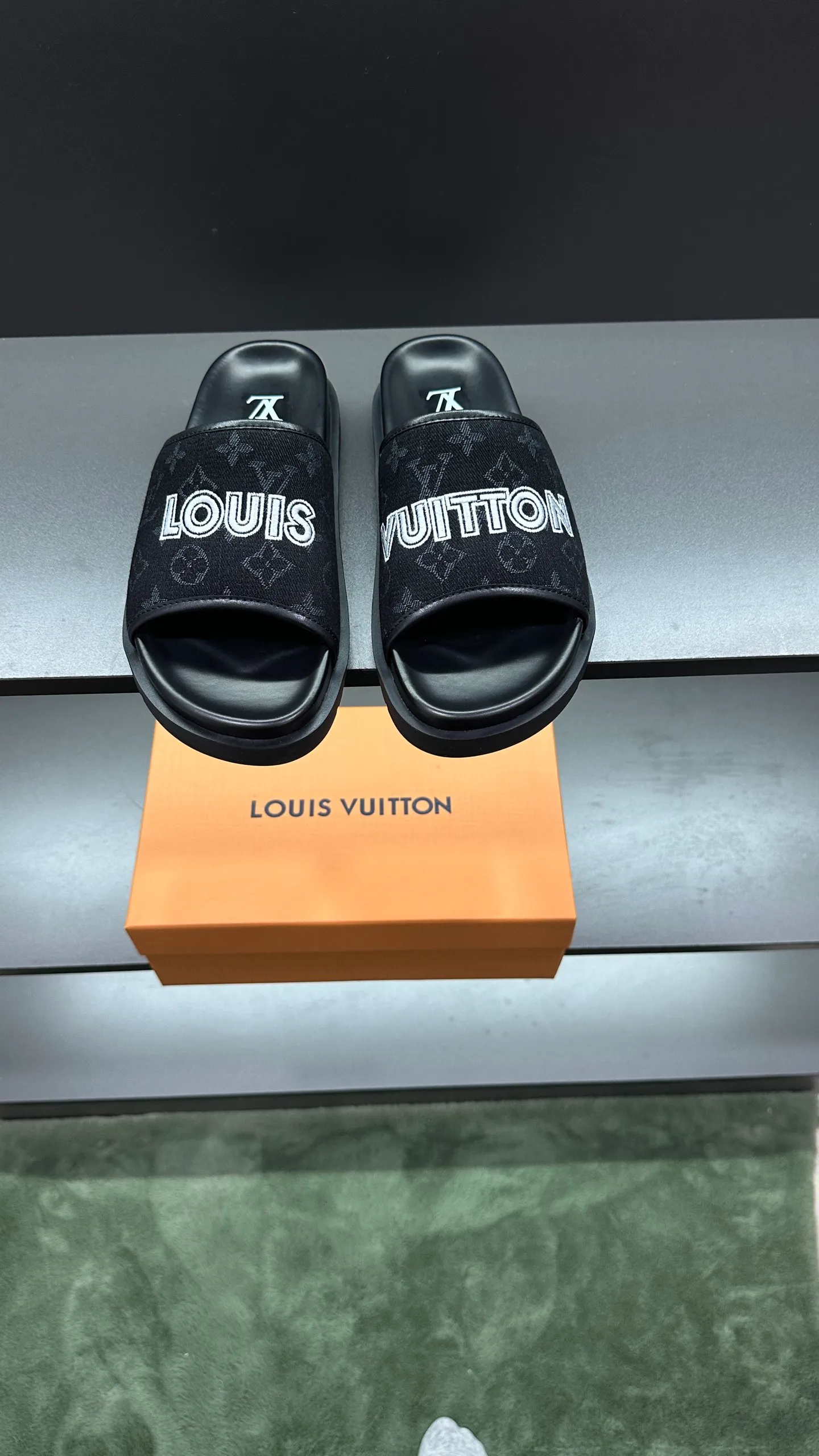 [L Home] P: 300💰Size: 38-45 Top purchasing lv men's summer slippers, classic presbyopia with soft real leather lining, unique color splicing effect, distinctive personality, fashionable and trendy essential style, light and comfortable. Lightweight and tough rubber insole, micro ridged foam outsole, super comfortable!